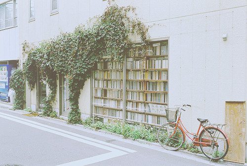 生活总是这样，你以为失去的，可能在来的路上;你以为拥有的，可能在去的途中。<br />
